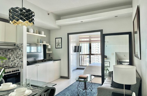 Legazpi Village Condo | KL Tower Spacious Parkview 1BR w/Balcony near Greenbelt Mall Makati