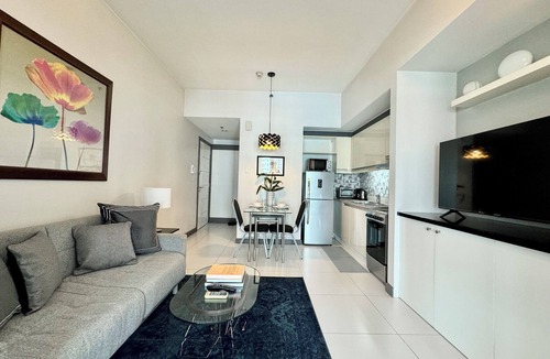 Legazpi Village Condo | KL Tower Spacious Parkview 1BR w/Balcony near Greenbelt Mall Makati
