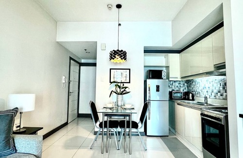 Legazpi Village Condo | KL Tower Spacious Parkview 1BR w/Balcony near Greenbelt Mall Makati