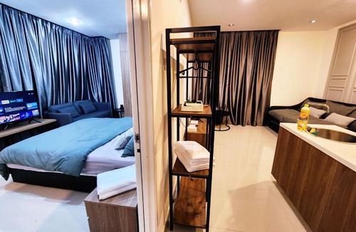 Batu Lintang Apartment | Kozi Square Twin Room with Smart TV & free Wi-fi