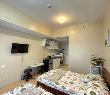 North Reclamation Area Apartment | La Maria Rentals - Cozy 2 Double Beds with Balcony, Walk to SM Mall Cebu
