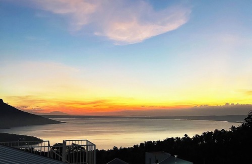 Mataas Na Kahoy House | Lakeview Loft with Sunset Deck