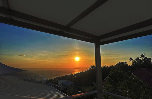 Mataas Na Kahoy House | Lakeview Loft with Sunset Deck