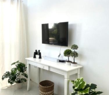 Lipa House | Lakeview Loft with Sunset Deck