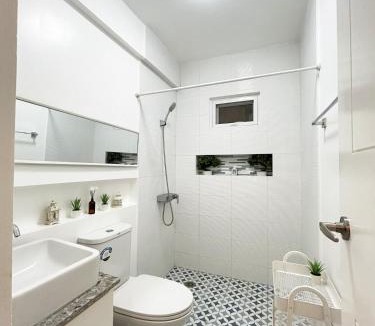 Lipa House | Lakeview Loft with Sunset Deck