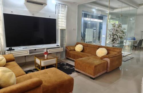 Tebrau House | Lana Homestay Indoor pool with jacuzzi