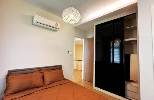 Batu Ferringhi Villa | Large Family Villa Beach & Night Market Steps Away 20 Pax