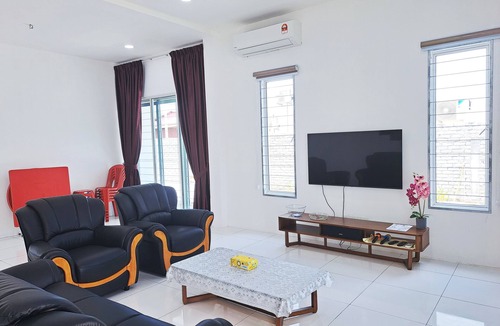 Kampung Arab House | Large Private Holiday Home in Port Dickson 8 Bedrooms Sleeps 22