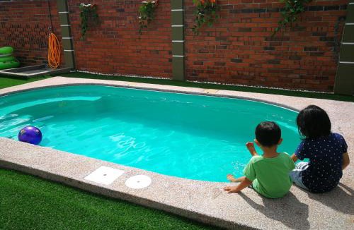 Kampung Bukit Katil House | LeCamar STAYCATION Swimming Pool and Fully Air-conditioned at Bukit Katil 4 Queen-sized Bed and 3 Single-sized Bed