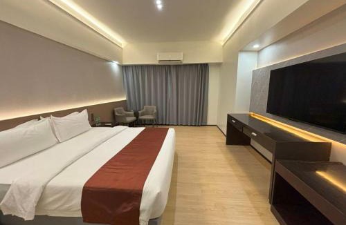 Santa Cruz Hotel | Lido De Paris Hotel
