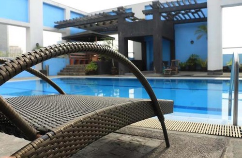 San Lorenzo Apartment | Lovely Home Theater Cove Next to Greenbelt (Wifi + Netflix)