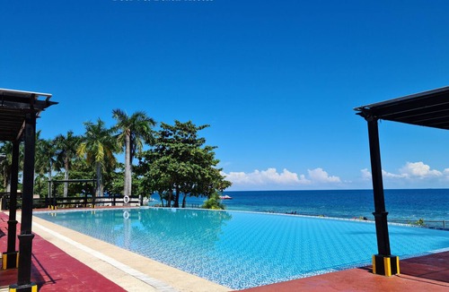 Lapu-Lapu Condo | Lux. 2BR condo + 2 pools, oceanviews, Gym, Beach, near Mactan Newtown, Tours