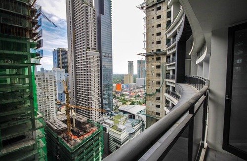 Downtown Apartment | Luxurious 1BR Superior in Central Makati