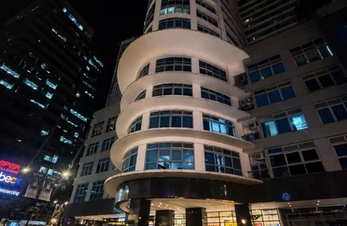 Bagumbayan Apartment | Luxury 1BR City View Free Parking & Pool Eastwood
