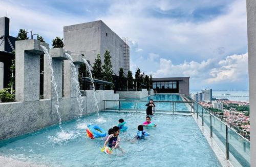 Kampung Sungai Nibong Apartment | Luxury 2BR Rooftop Infinity Pool 8 Pax airport usm