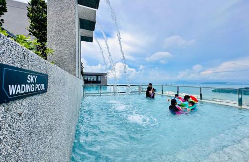 Kampung Sungai Nibong Apartment | Luxury 2BR Rooftop Infinity Pool 8 Pax airport usm