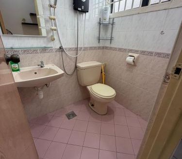 Taman Desa Cemerlang Apartment | Luxury 5Room 14pax Taman Desa Cermerlang