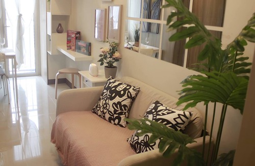 Pasay Apartment | Luxury Bay Condo near MOA With Balcony Free Wi-Fi