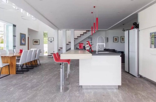 Dauis Bed & Breakfast | Luxury by the Sea- Sunset View Room. Inc Breakfast