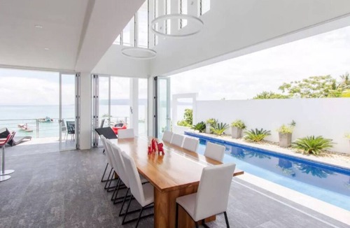 Dauis Bed & Breakfast | Luxury by the Sea- Sunset View Room. Inc Breakfast