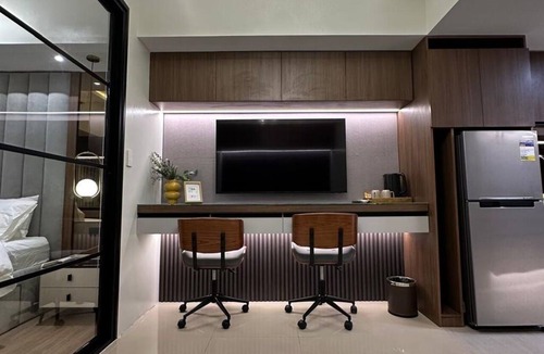 Bonifacio Global City Apartment | Luxury condo with gym,WiFi,NETFLIX at Park Mckinley West, Venice, SM Aura BGC