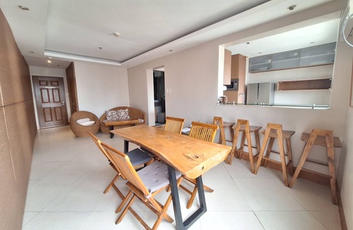 Ermita Night District Apartment | Luxury King 2BR 2BA Condo w/Kitchen Balcony Bayview Pool Netflix