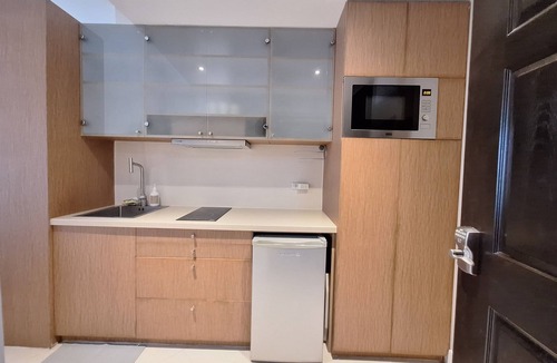 Ermita Night District Apartment | Luxury King 3BR 3BA Condo w/Balcony BayView Pool Netflix