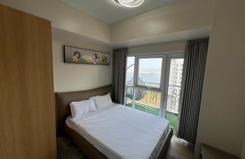 Tambo Apartment | Luxury Spacious 3Bedrooms with Maid's Room Bunkbed Massage Chair Bayview Free Pool & Parking Near Okada & MOA