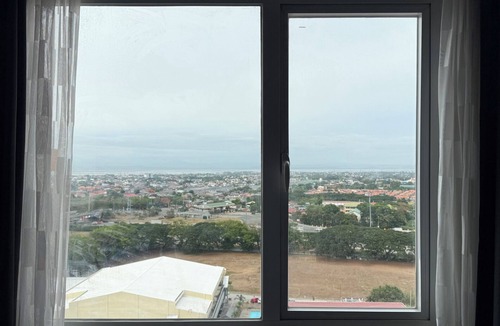 Carmona Condo | Maison Angela Suite, Your Cozy Escape with Gym, Pools, Skate Space & Movies