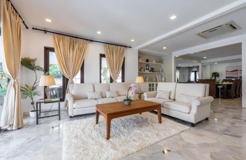 Kuala Lumpur House | Maison Blanc TTDI, 16-22pax, Swimming Pool, One Utama