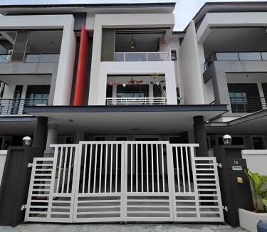 Malacca City House | Malacca City Centre 7BR Private House for 16 Pax