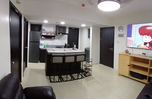 Ugong Condo | Manila Skyline 2BR/2BA on the 29th Floor | Resort Pools, Gym & Fast WiFi