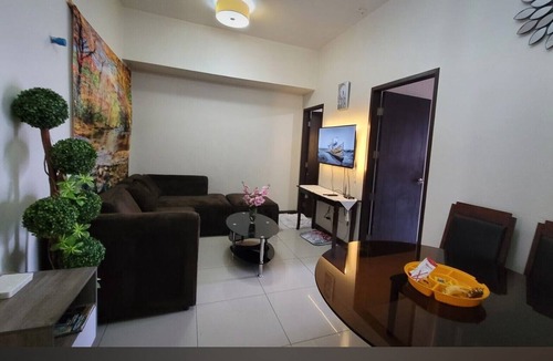 Ermita Night District Condo | ManilaBay Home condo offers you 2 bedrooms with balcony, gym, swimming pool.