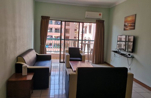 Downtown Kota Kinabalu Apartment | Marina Court 3bedroom Apartment Sleep 6pax Pool View with kitchen and balcony