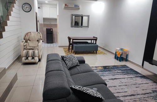 Sepang House | Masmia Homestay KLIA, Massage Chair,5 Aircond, Wifi, Netflix, Prime Video