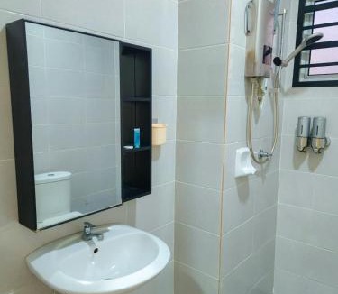 Sepang House | Masmia Homestay KLIA, Massage Chair,5 Aircond, Wifi, Netflix, Prime Video