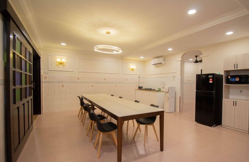 Tunku House | Massive 8-Bedroom Petaling Jaya Holiday Home, Sleeps 16+ Near Kuala Lumpur