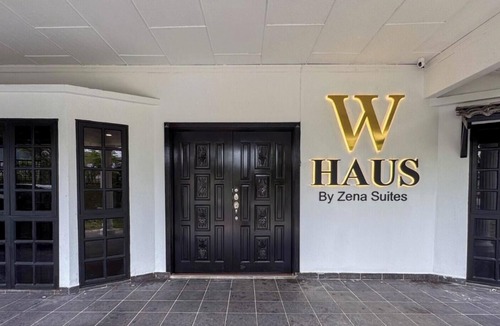 Tunku House | Massive 8-Bedroom Petaling Jaya Holiday Home, Sleeps 16+ Near Kuala Lumpur