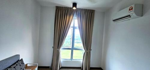 Kajang House | Master Room with Private Bath at Kajang