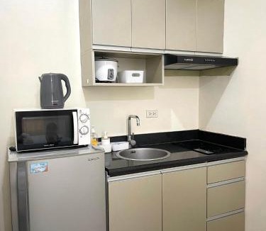 Legazpi Village Apartment | Minimalist Cozy condo in Makati,Netflix,Sauna,Pool