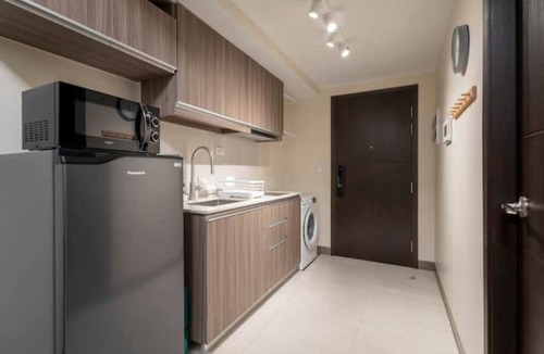 Taguig Condo | Minimalist & New 1BR GetAway with Free Parking