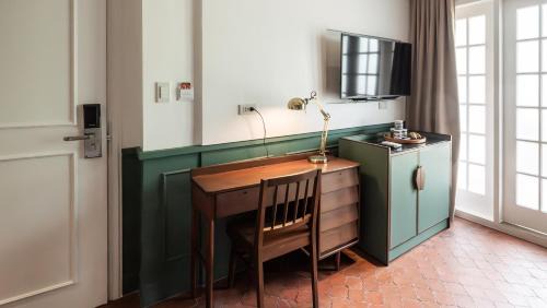 Bagong Lipunan Ng Crame Apartment | MiraNamin Nest CALACHUCHI Room in Unique Historic Home - Balcony, Rooftop, Garden View, Shared Kitchen, Pet Friendly with a Fee