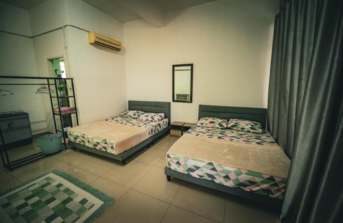 Jenjarom Apartment | MKB Homestay - Landed Studio room with 2 Queen bed and Free gated Parking