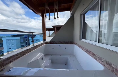 Punal Apartment | Modern Penthouse/Private Jacuzzi