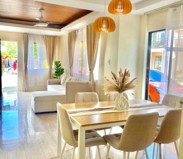 Cordova House | Modern 2BR Bungalow Near CCLEX Free Parking
