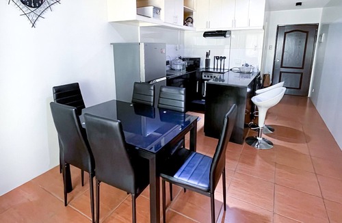 Davao Condo | Modern 2BR Condo Near SM with Free Parking, Pool, WIFI, and Netflix