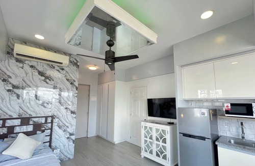 Cebu Apartment | Modern apartment with AC, WiFi, fitness room, ideal for remote work.