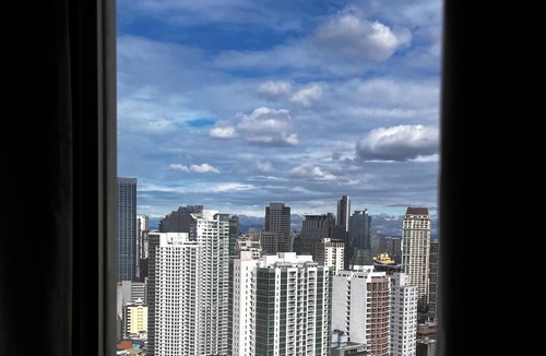 San Lorenzo Condo | Modern Beacon Makati Studio City View Pool Fast Wi-Fi Sleeps 3