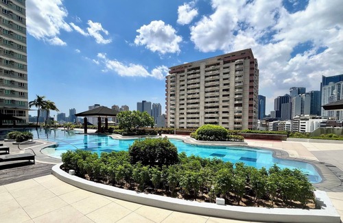 San Lorenzo Condo | Modern Beacon Makati Studio City View Pool Fast Wi-Fi Sleeps 3