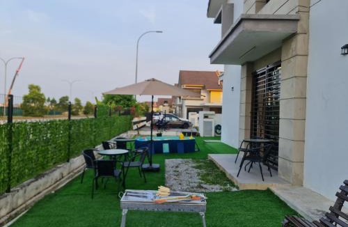 Kuala Langat District House | Modern Cozy Retreat Banting Private BBQ Kids Pool Corner Lot